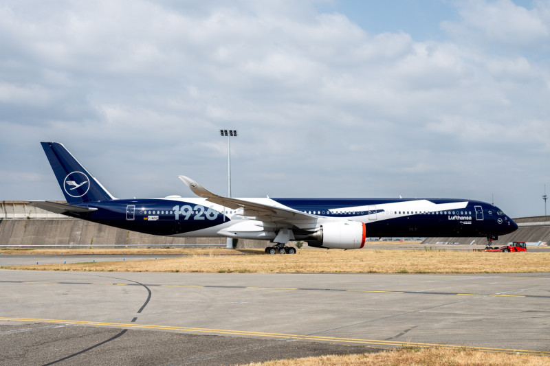 Lufthansa Airbus A350-1000 rolling out