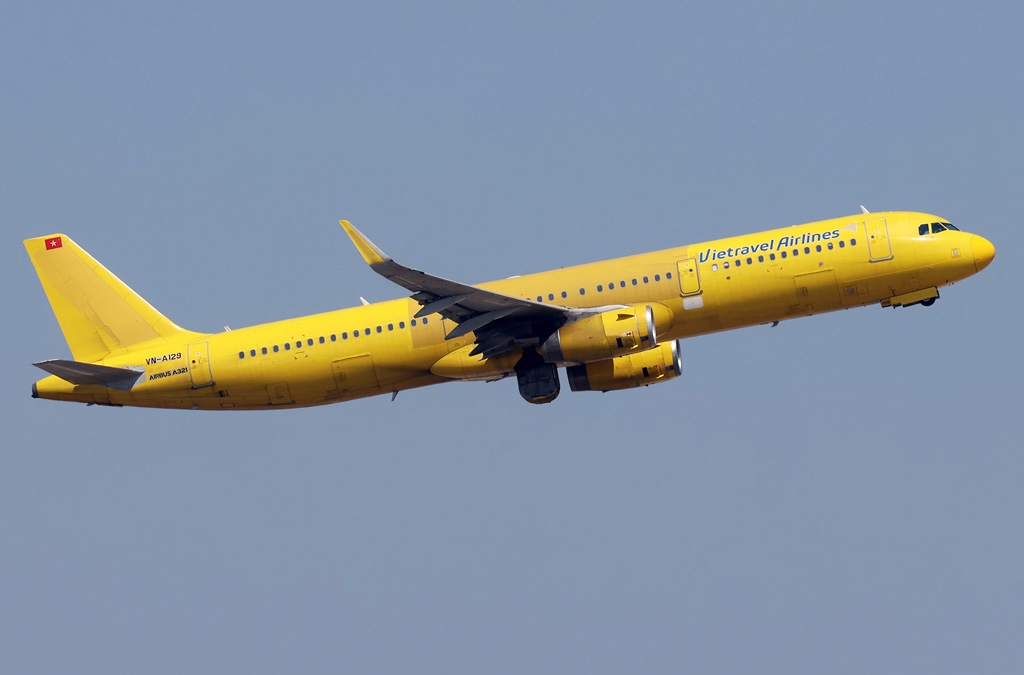Full length side view of Vietravel Airlines' Airbus A321-231, registration VN-A129, taking off with its landing gear retracted.