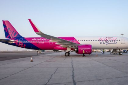 A side view of a Wizz Air a321-neo-7 plane waiting on the tarmac