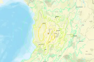 Map of western and central Colombia showing earthquake intensity zones overlaid on a terrain map. A yellow star marks the earthquake’s epicentre in the central-western part of the country, surrounded by irregular coloured contours indicating varying levels of shaking intensity. Concentric circular rings radiate outward from the epicentre, extending across the Pacific coast and inland regions. Major cities including Bogotá, Medellín, Cali and Pereira are labelled, along with rivers, roads and surrounding geographical features. The Pacific Ocean occupies the left side of the map, contrasting with the mountainous terrain and populated areas shown across Colombia.