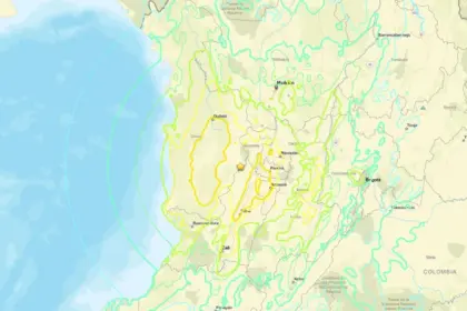 Map of western and central Colombia showing earthquake intensity zones overlaid on a terrain map. A yellow star marks the earthquake’s epicentre in the central-western part of the country, surrounded by irregular coloured contours indicating varying levels of shaking intensity. Concentric circular rings radiate outward from the epicentre, extending across the Pacific coast and inland regions. Major cities including Bogotá, Medellín, Cali and Pereira are labelled, along with rivers, roads and surrounding geographical features. The Pacific Ocean occupies the left side of the map, contrasting with the mountainous terrain and populated areas shown across Colombia.