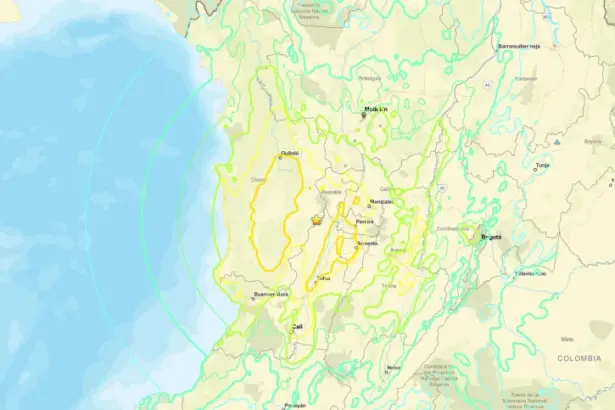 Map of western and central Colombia showing earthquake intensity zones overlaid on a terrain map. A yellow star marks the earthquake’s epicentre in the central-western part of the country, surrounded by irregular coloured contours indicating varying levels of shaking intensity. Concentric circular rings radiate outward from the epicentre, extending across the Pacific coast and inland regions. Major cities including Bogotá, Medellín, Cali and Pereira are labelled, along with rivers, roads and surrounding geographical features. The Pacific Ocean occupies the left side of the map, contrasting with the mountainous terrain and populated areas shown across Colombia.