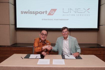 Representatives from Swissport and UNEX Aviation Services shaking hands in signing a strategis partnership