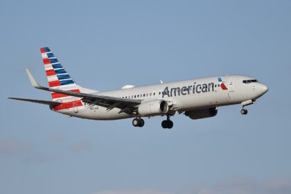 American Airlines Boeing 737 approaching Dallas Fort Worth International Airport