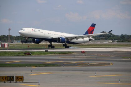 Delta Air Lines Airbus A330-300 descending with its landing gear extended