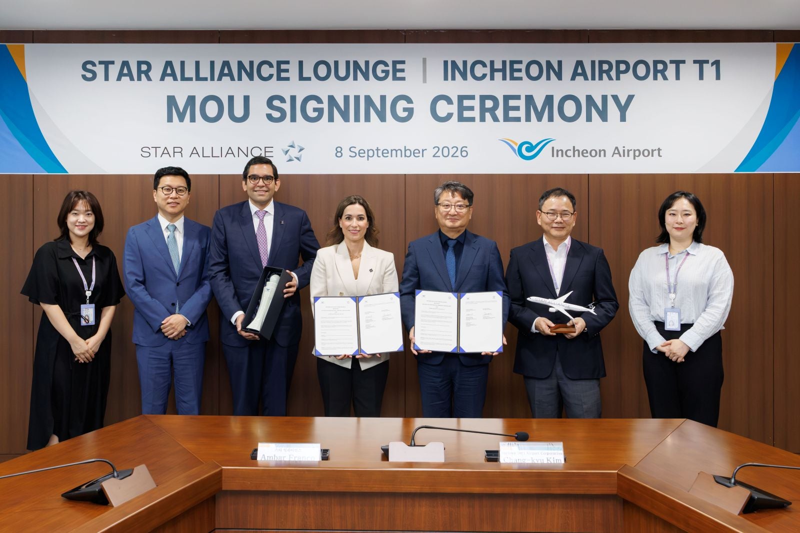 Photograph depicting Star Alliance and Incheon International Airport Corporation signing an MOU to launch a dedicated Star Alliance lounge at Incheon Airport Terminal 1.