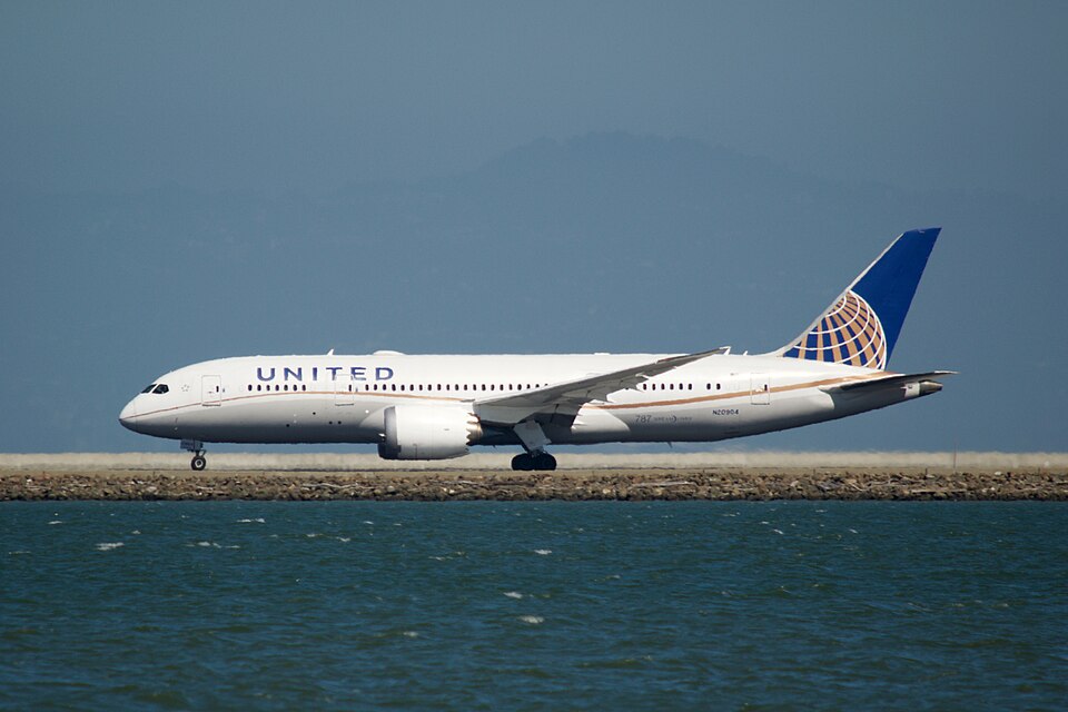 Image depicting a Boeing 787 during takeoff