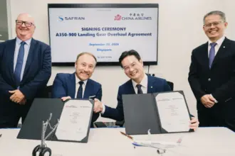 The signing ceremony of the overhaul agreement between China Airlines and Safran Landing Systems in a Singapore office
