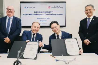 The signing ceremony of the overhaul agreement between China Airlines and Safran Landing Systems in a Singapore office