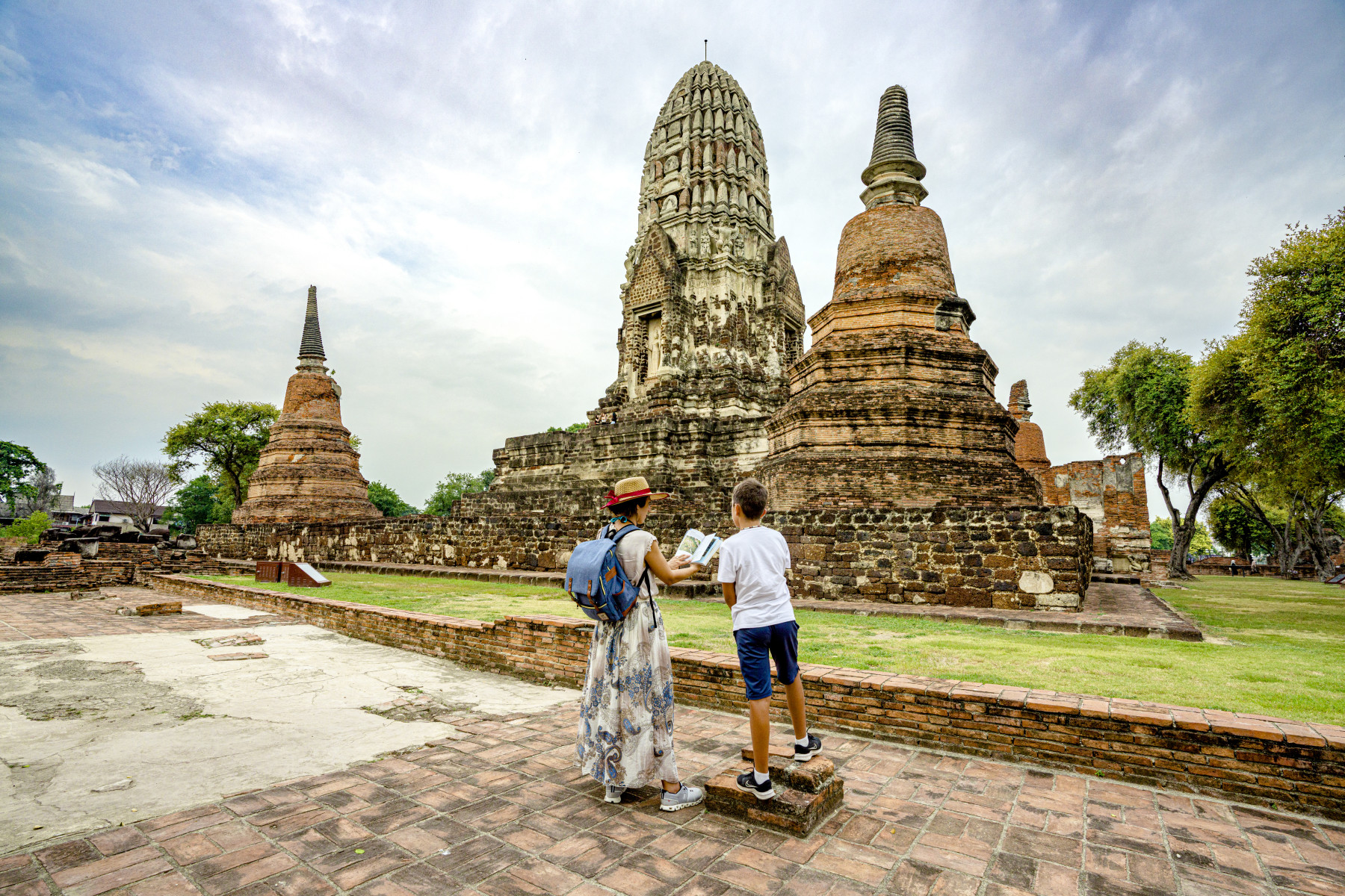 Photograph depicting view of a temple in Thailand, providing an example of an attraction that customers can access via Emirates' Thailand Pass.