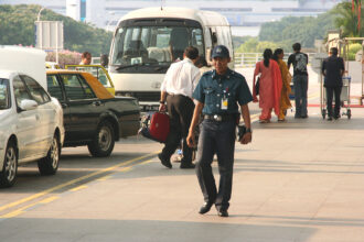 Aetos auxiliary police officer stationed outside the Departure Hall of Terminal 2, Singapore Changi Airport © CC BY-SA 2.5