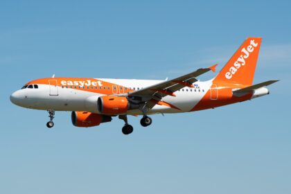 An easyJet Airbus A319-111 taking off from Barcelona El Prat (BCN / LEBL) with its landing gear still extended.