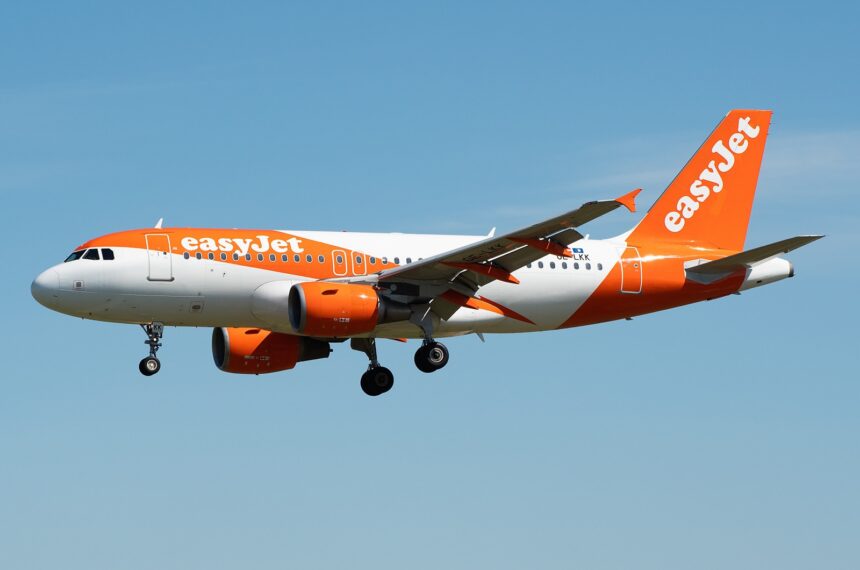 An easyJet Airbus A319-111 taking off from Barcelona El Prat (BCN / LEBL) with its landing gear still extended.