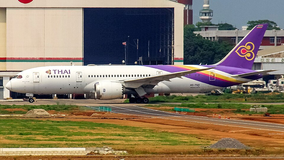 A picture depicting a Thai Airways Boeing 787 Dreamliner on the ground