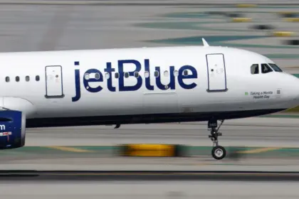 A JetBlue Airbus A321 lands at Los Angeles International Airport.