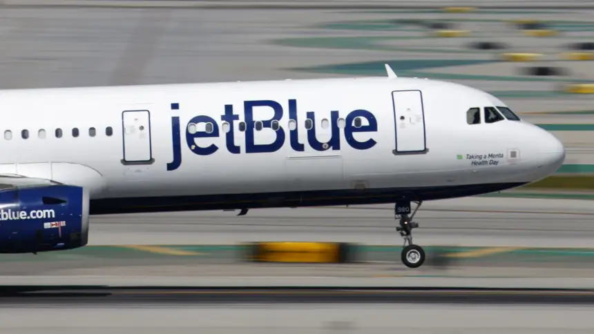 A JetBlue Airbus A321 lands at Los Angeles International Airport.