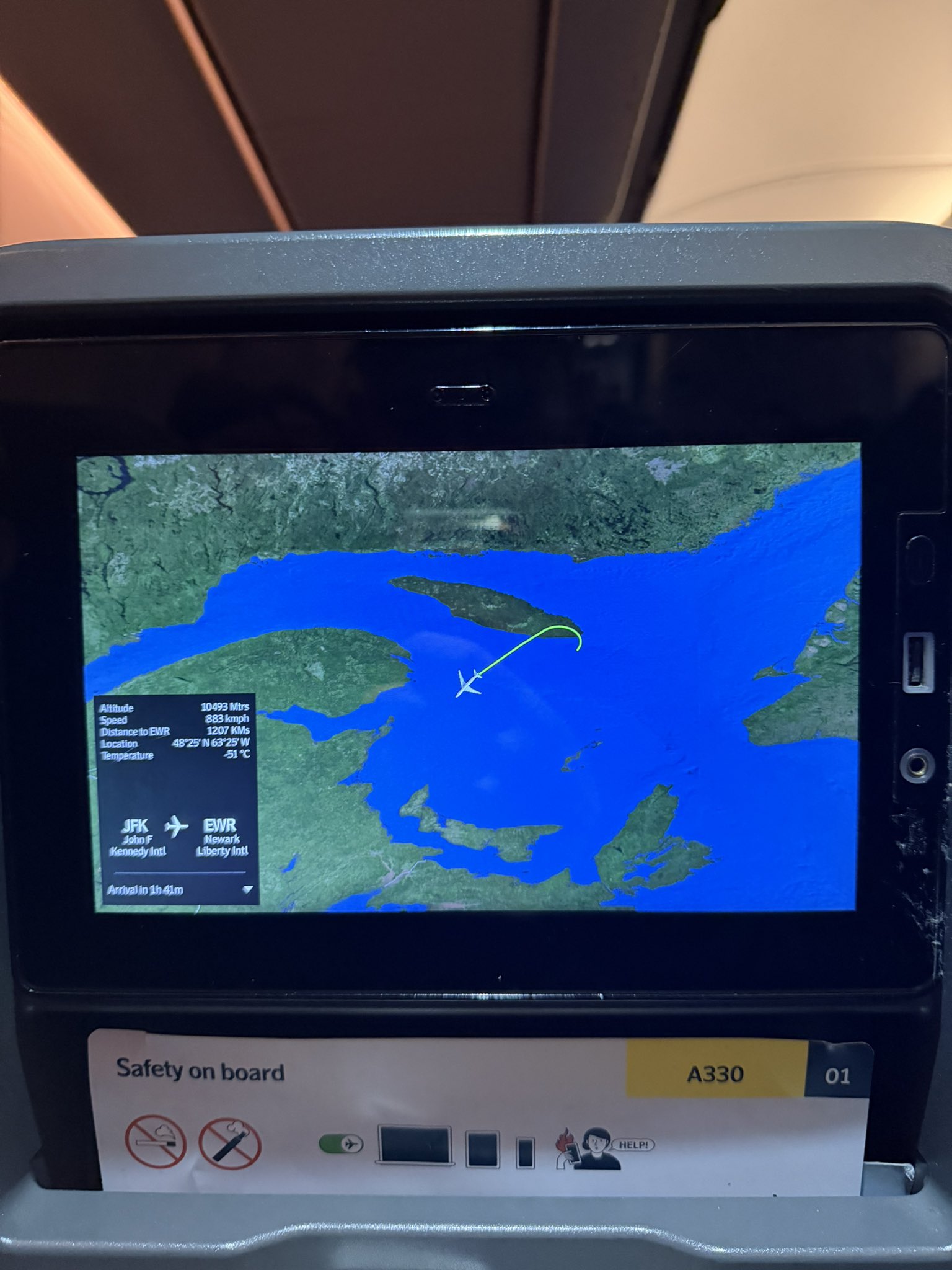 Picture of the aircraft's flight route on the in-flight screen, showing the aircraft turning back.