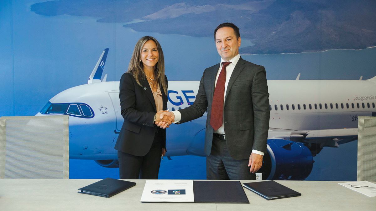 A partnership with Pratt & Whitney, a fleet maintenance company and Rackspace Technology Inc. In the photo, Michalis Kouveliotis, who is now CEO of Aegean Airlines, is shaking hands with Irene Makris, Vice President of Customer Service at Pratt & Whitney Canada, at the signing ceremony.