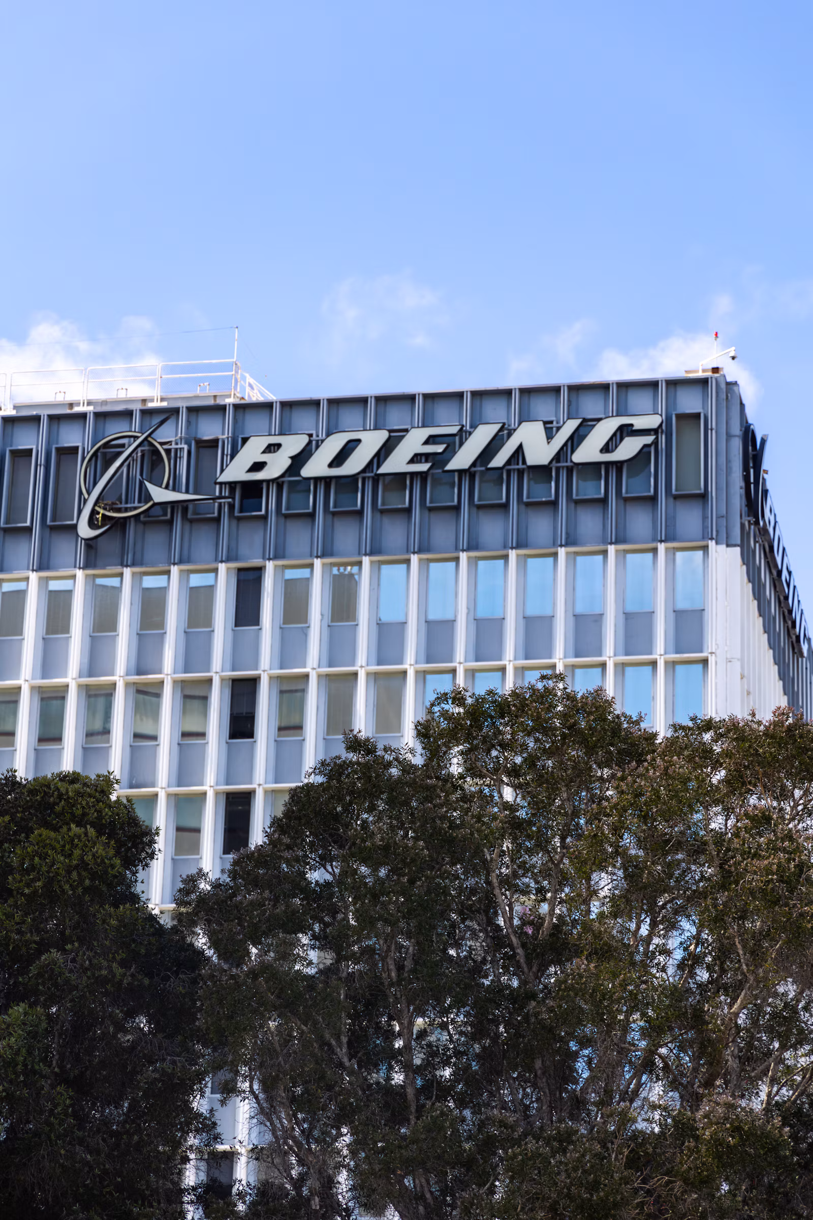 Photo of a tall Boeing building in front of the sky background