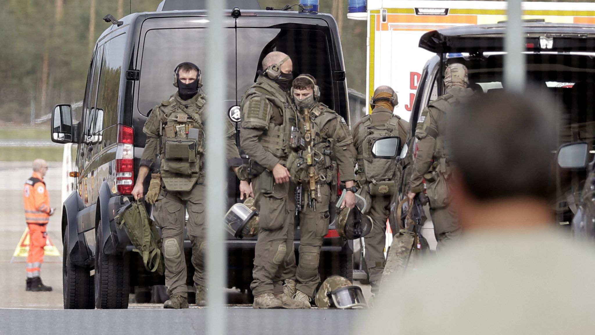 Photo of the special operations unit and officers getting out of the car to investigate the situation